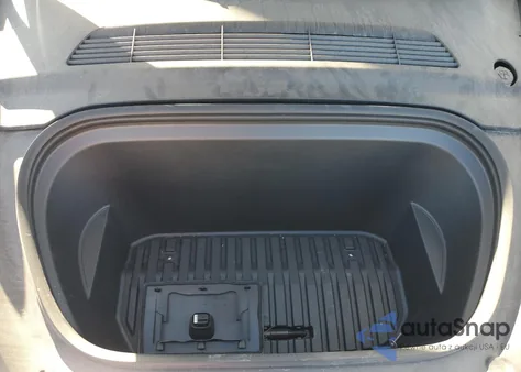 2024 Tesla Model Y z USA, uszkodzony, nr VIN 7SAYGAEE4RF149473